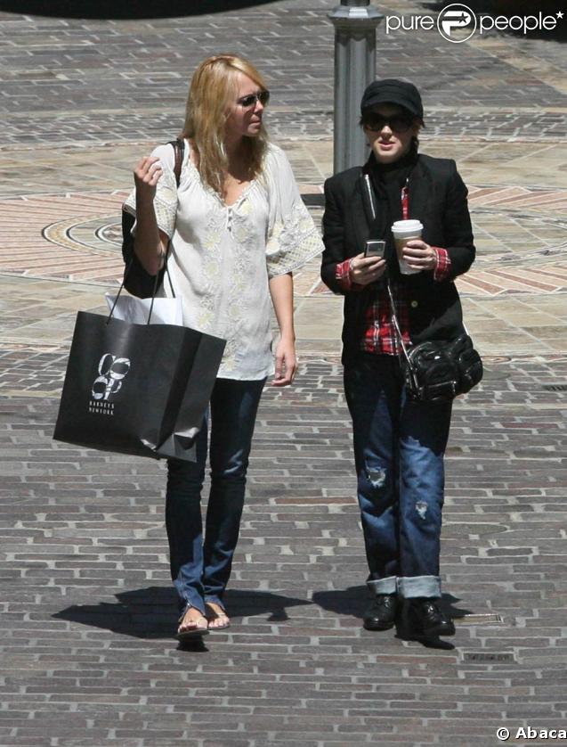 Winona Ryder s'apprête à faire du shopping à New-York avec une amie 