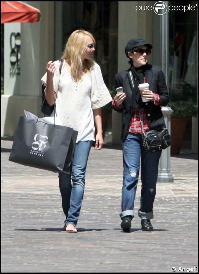 Winona Ryder en mode shopping à NYC avec une copine 