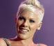 Pink refuse que son père voyage avec elle