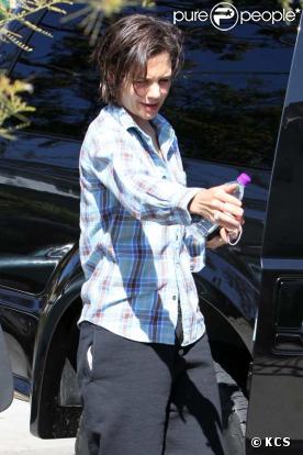 Katie Holmes en mode petite mine et look à mettre à la poubelle ! 