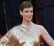 Les photographes n'ont d'yeux que pour elle lors du Festival de Cannes de 2008. Scintillante dans une magnifique robe lamée et asymétrique, et affichant une nouvelle coupe très courte, Linda Evangelista a éclipsé toutes les actrices présentes.