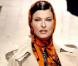 Linda sait s'adapter en toutes circonstances. Loin des tenues glamour qu'elle aime revêtir, elle défile avec élégance dans un look très classique, dessiné par Jean-Paul Gaultier, pour la collection prêt-à-porter Automne-Hiver 2004-2005. 
