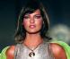 En 1994, Linda Evangelista défile déjà pour les plus grands. Très brune et maquillée dans les tons rosés, elle est au top du glamour pour Versace, dans une robe métallisée ultra courte. 