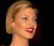 De temps à autre, Linda Evangelista ose un maquillage plus vif, mais avec toujours beaucoup de goût. Ainsi lorsqu'elle opte pour un rouge à lèvres vermillon, son teint est parfait et ses yeux légèrement soulignés. 