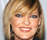 Linda Evangelista, mannequin depuis 20 ans, prodigue aujourd'hui ses conseils de maquillage en tant qu'égérie L'Oréal. Femme surprenante mais toujours élégante, le top est également célèbre pour ses multiples coupes et colorations. 
