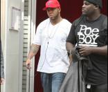 Flo Rida quitte l'hôtel Serf, à Paris, le 23 avril 2009