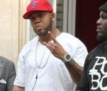 Flo Rida quitte l'hôtel Serf, à Paris, le 23 avril 2009