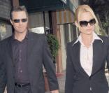 Nicollette Sheridan... sublime en business-woman. Mais qui est ce bel inconnu ?<br />