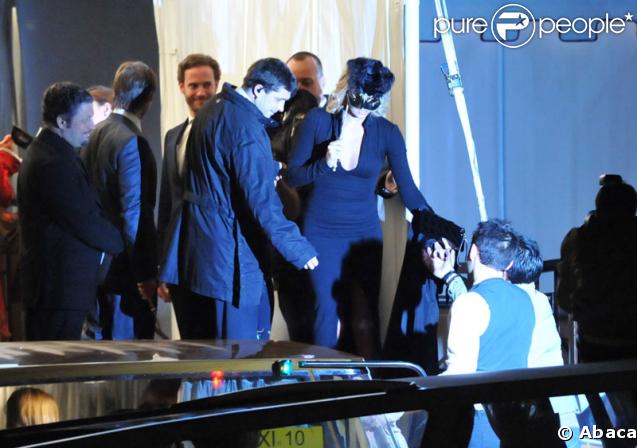 Les invités quittent le Punta Della Dogana à Venise le 24 avril 2009 après le dîner qui précède la fête du mariage de Salma Hayek et François-Henri Pinault : Charlize Theron 