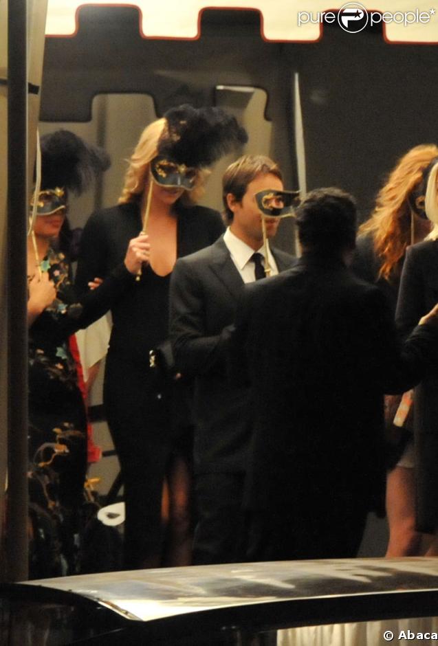 Les invités quittent le Punta Della Dogana à Venise le 24 avril 2009 après le dîner qui précède la fête du mariage de Salma Hayek et François-Henri Pinault : Charlize Theron et son compagnon Stuart Townsend 