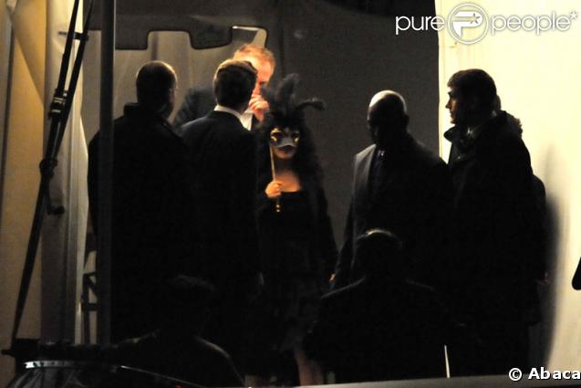 Les invités quittent le Punta Della Dogana à Venise le 24 avril 2009 après le dîner qui précède la fête du mariage de Salma Hayek et François-Henri Pinault : le couple des mariés 