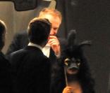 Les invités quittent le Punta Della Dogana à Venise le 24 avril 2009 après le dîner qui précède la fête du mariage de Salma Hayek et François-Henri Pinault : le couple des mariés 