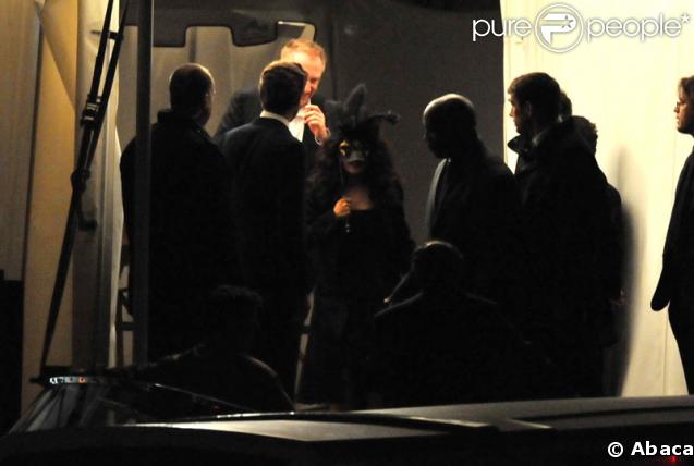 Les invités quittent le Punta Della Dogana à Venise le 24 avril 2009 après le dîner qui précède la fête du mariage de Salma Hayek et François-Henri Pinault : le couple des mariés 