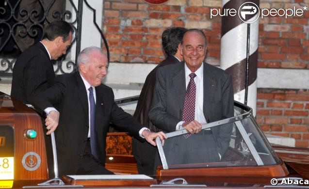 Les invités se dirigent vers le Punta Della Dogana à Venise pour le dîner précédant la célébration du mariage de Salma Hayek et François-Henri Pinault le 24 avril 2009 : Jacques Chirac et François Pinault, le père du marié 