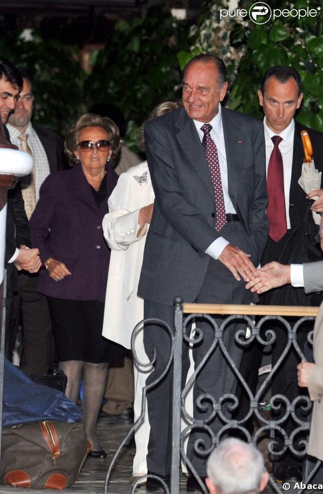 Les invités se dirigent vers le Punta Della Dogana à Venise pour le dîner précédant la célébration du mariage de Salma Hayek et François-Henri Pinault le 24 avril 2009 : Jacques et Bernadette Chirac 