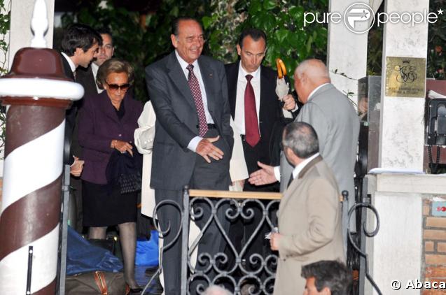 Les invités se dirigent vers le Punta Della Dogana à Venise pour le dîner précédant la célébration du mariage de Salma Hayek et François-Henri Pinault le 24 avril 2009 : Jacques et Bernadette Chirac 