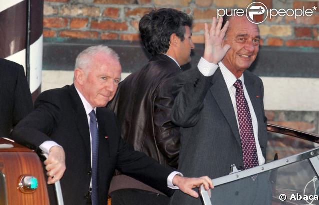Les invités se dirigent vers le Punta Della Dogana à Venise pour le dîner précédant la célébration du mariage de Salma Hayek et François-Henri Pinault le 24 avril 2009 : Jacques Chirac et François Pinault 