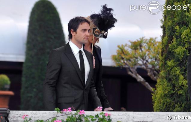 Les invités se dirigent vers le Punta Della Dogana à Venise pour le dîner précédant la célébration du mariage de Salma Hayek et François-Henri Pinault le 24 avril 2009 : Charlize Theron et son compagnon Stuart Townsend 