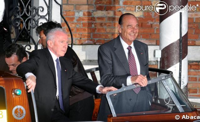 Les invités se dirigent vers le Punta Della Dogana à Venise pour le dîner précédant la célébration du mariage de Salma Hayek et François-Henri Pinault le 24 avril 2009 : Jacques Chirac et François Pinault 