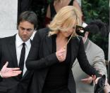 Les invités se dirigent vers le Punta Della Dogana à Venise pour le dîner précédant la célébration du mariage de Salma Hayek et François-Henri Pinault le 24 avril 2009 : Charlize Theron 
