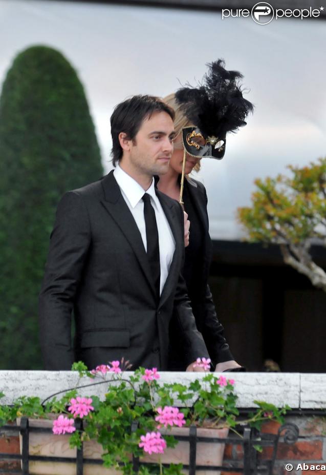 Les invités se dirigent vers le Punta Della Dogana à Venise pour le dîner précédant la célébration du mariage de Salma Hayek et François-Henri Pinault le 24 avril 2009 : Charlize Theron et Stuart Townsend 