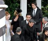 Les invités se dirigent vers le Punta Della Dogana à Venise pour le dîner précédant la célébration du mariage de Salma Hayek et François-Henri Pinault le 24 avril 2009 : Charlize Theron, Stuart Townsend et Lily Cole 