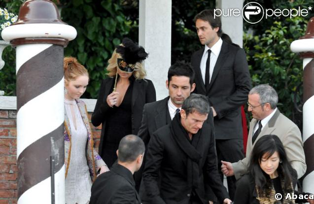 Les invités se dirigent vers le Punta Della Dogana à Venise pour le dîner précédant la célébration du mariage de Salma Hayek et François-Henri Pinault le 24 avril 2009 : Charlize Theron, Stuart Townsend et Lily Cole 