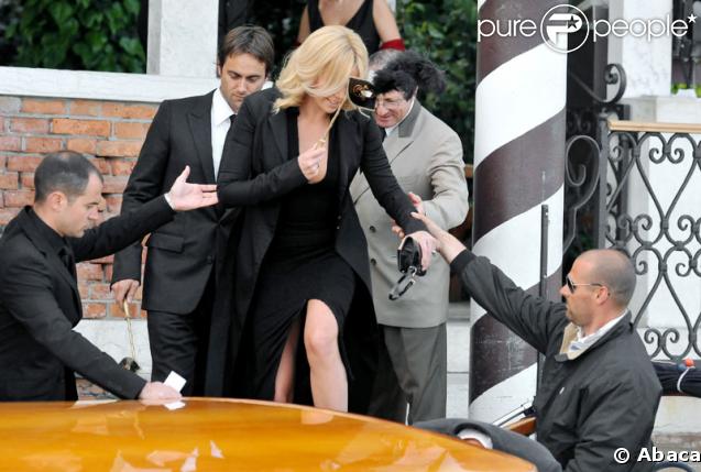 Les invités se dirigent vers le Punta Della Dogana à Venise pour le dîner précédant la célébration du mariage de Salma Hayek et François-Henri Pinault le 24 avril 2009