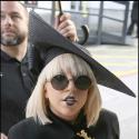Lady GaGa : devinez quelle est la seule partie de son corps à ne pas être habillée ? Et regardez la réponse...