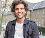 Mika à Londres. Pas en mode cartoon, mais avec le sourire.