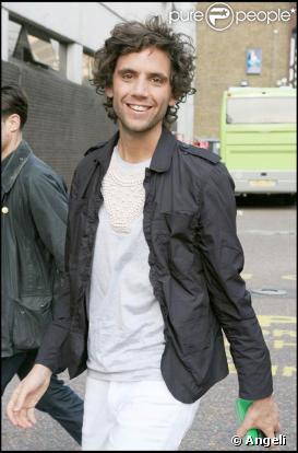 Mika à Londres. Pas en mode cartoon, mais avec le sourire.