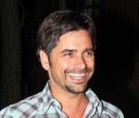 John Stamos à la sortie du restaurant Waverly Inn à New York le samedi 25 avril 2009 : il semble avoir passé une bonne soirée ! 