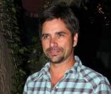 John Stamos à la sortie du restaurant Waverly Inn à New York le samedi 25 avril 2009. Mais ou est Maura Tierney ? 