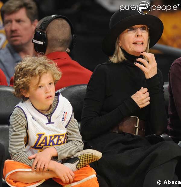 Diane Keaton assiste à un match de basketball des Lakers en compagnie de son fils Duke
