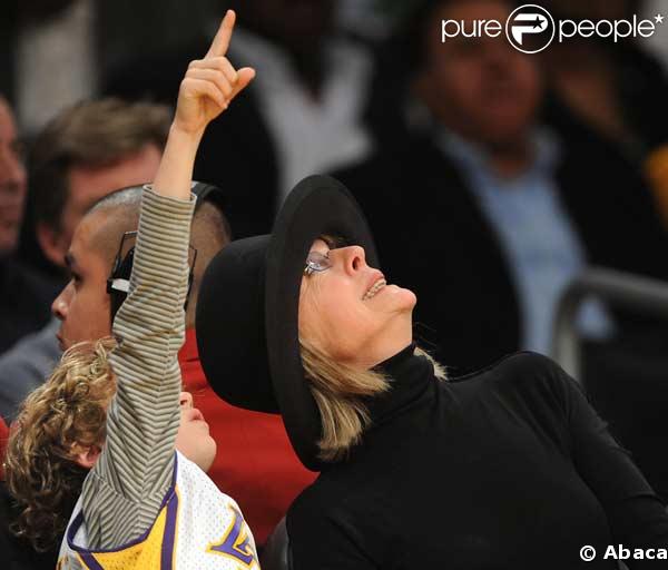 Diane Keaton assiste à un match de basketball des Lakers en compagnie de son fils Duke