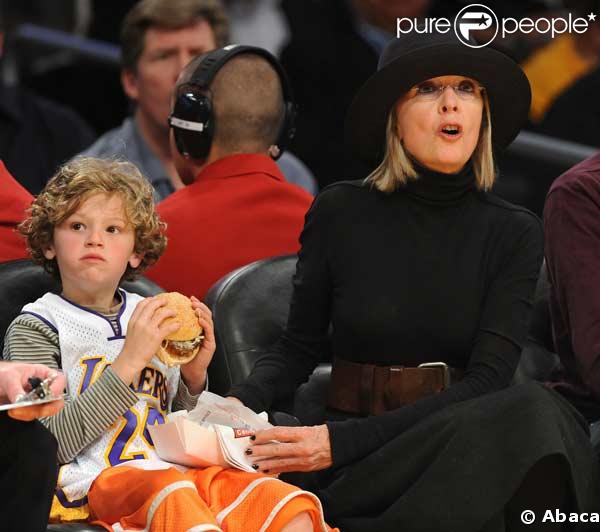 Diane Keaton assiste à un match de basketball des Lakers en compagnie de son fils Duke