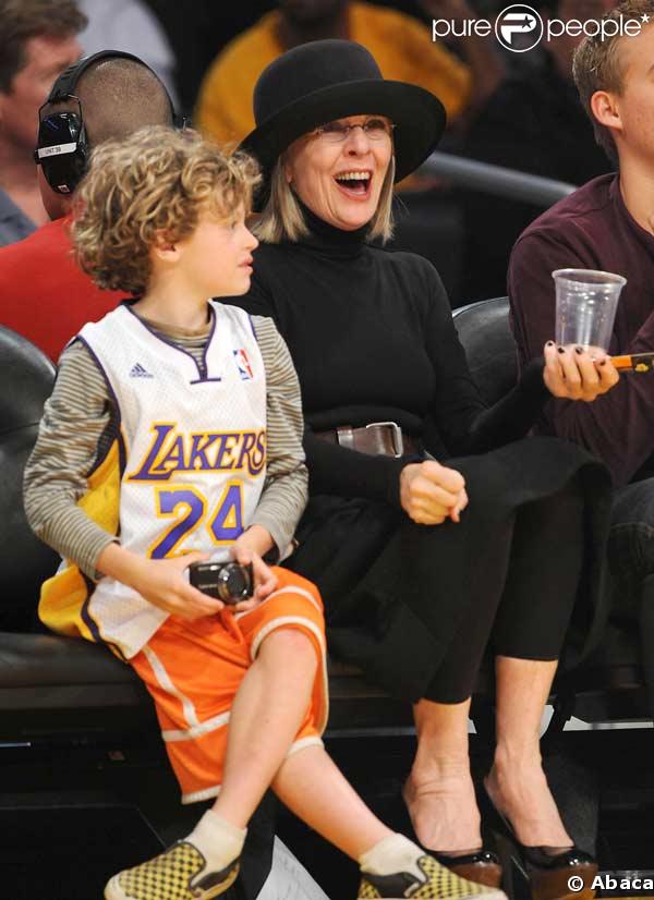Diane Keaton assiste à un match de basketball des Lakers en compagnie de son fils Duke