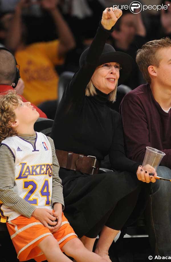 Diane Keaton assiste à un match de basketball des Lakers en compagnie de son fils Duke