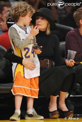 Diane Keaton assiste à un match de basketball des Lakers en compagnie de son fils Duke