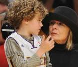 Diane Keaton assiste à un match de basketball des Lakers en compagnie de son fils Duke