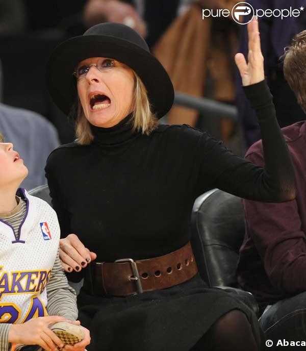 Diane Keaton assiste à un match de basketball des Lakers en compagnie de son fils Duke