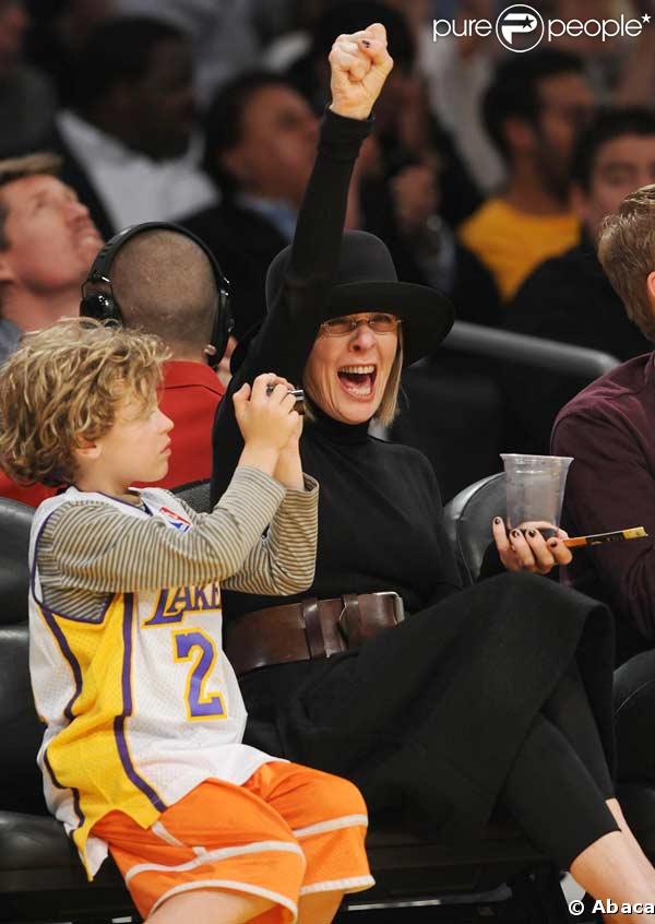 Diane Keaton assiste à un match de basketball des Lakers en compagnie de son fils Duke