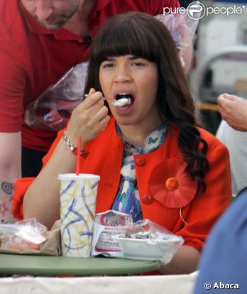 America Ferrera et Daniel Eric Gold sur le tournage d'Ugly Betty le 28 avril 2009. Hamburger, milkshake, sodas et cream cheese, Betty aime les calories 