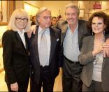 Diego della Valle a fait découvrir la boutique Tod's, restructurée, à ses amis Mireille Darc, Claudia Cardinale et Alain Delon. 
