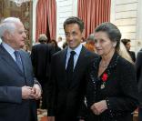 Simone Veil est faite Grand Officier de la Légion d'honneur par le Président Sarkozy, ici avec son mari, Antoine 
