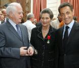 Simone Veil est faite Grand Officier de la Légion d'honneur par le Président Sarkozy, ici avec son mari, Antoine
