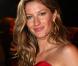 Gisele Bündchen moulée dans une robe de princesse rouge... les mots nous manquent !