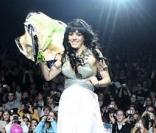 Sofia Essaïdi, ravie d'être acclamée par la foule à la dernière parisienne de Cléopâtre ! 