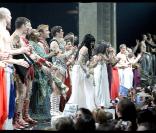 La foule est en délire et les chanteurs aussi pour la dernière parisienne de Cléopâtre, au Palais des Sports.