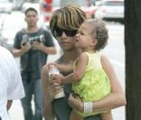 Halle Berry fait des courses avec sa craquante petite fille Nahla